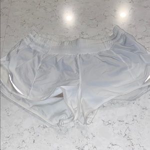 WHITE LULULEMON 2.5 Shorts!